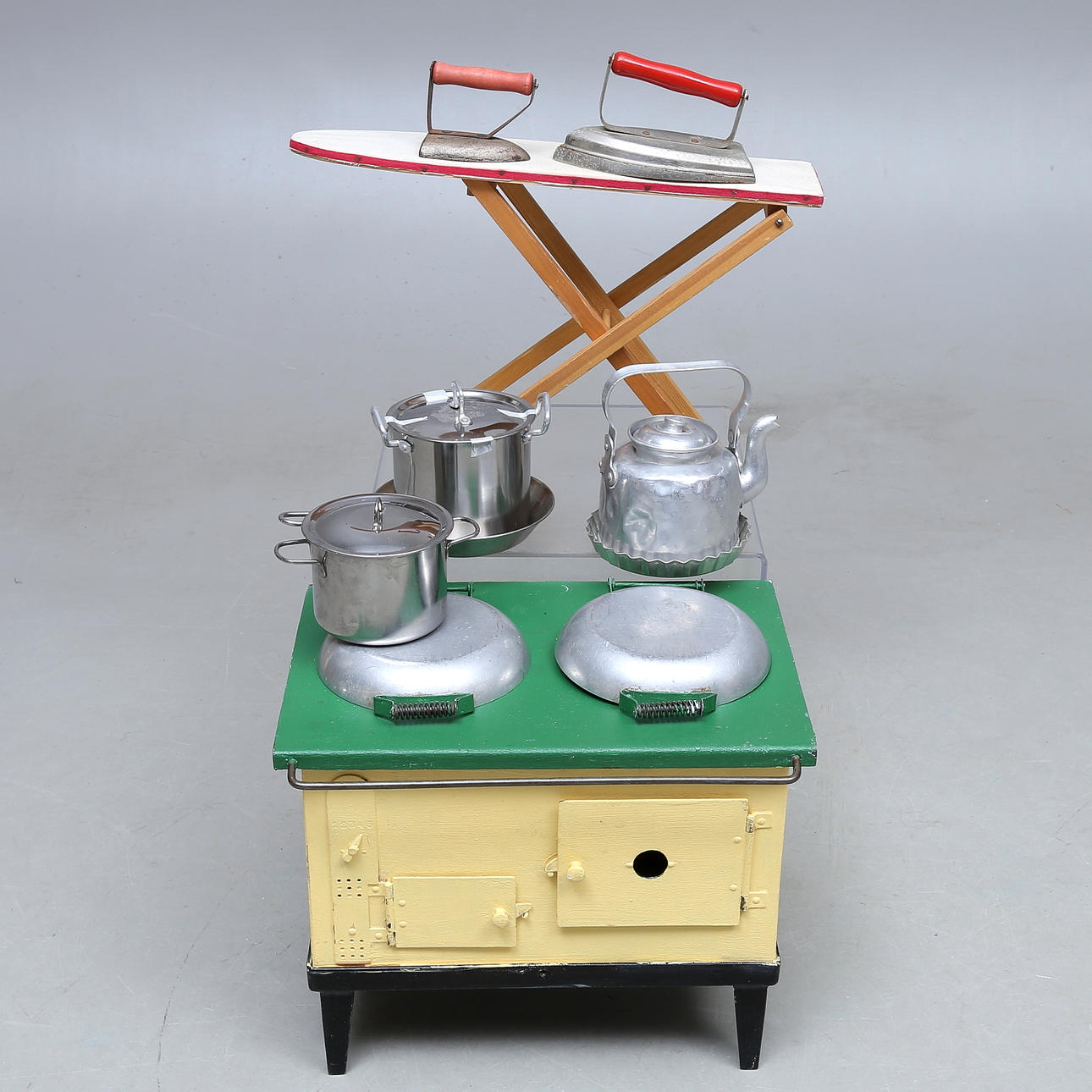 SPIELZEUG, 9 Teile, Haushaltsgeräte, 1900.