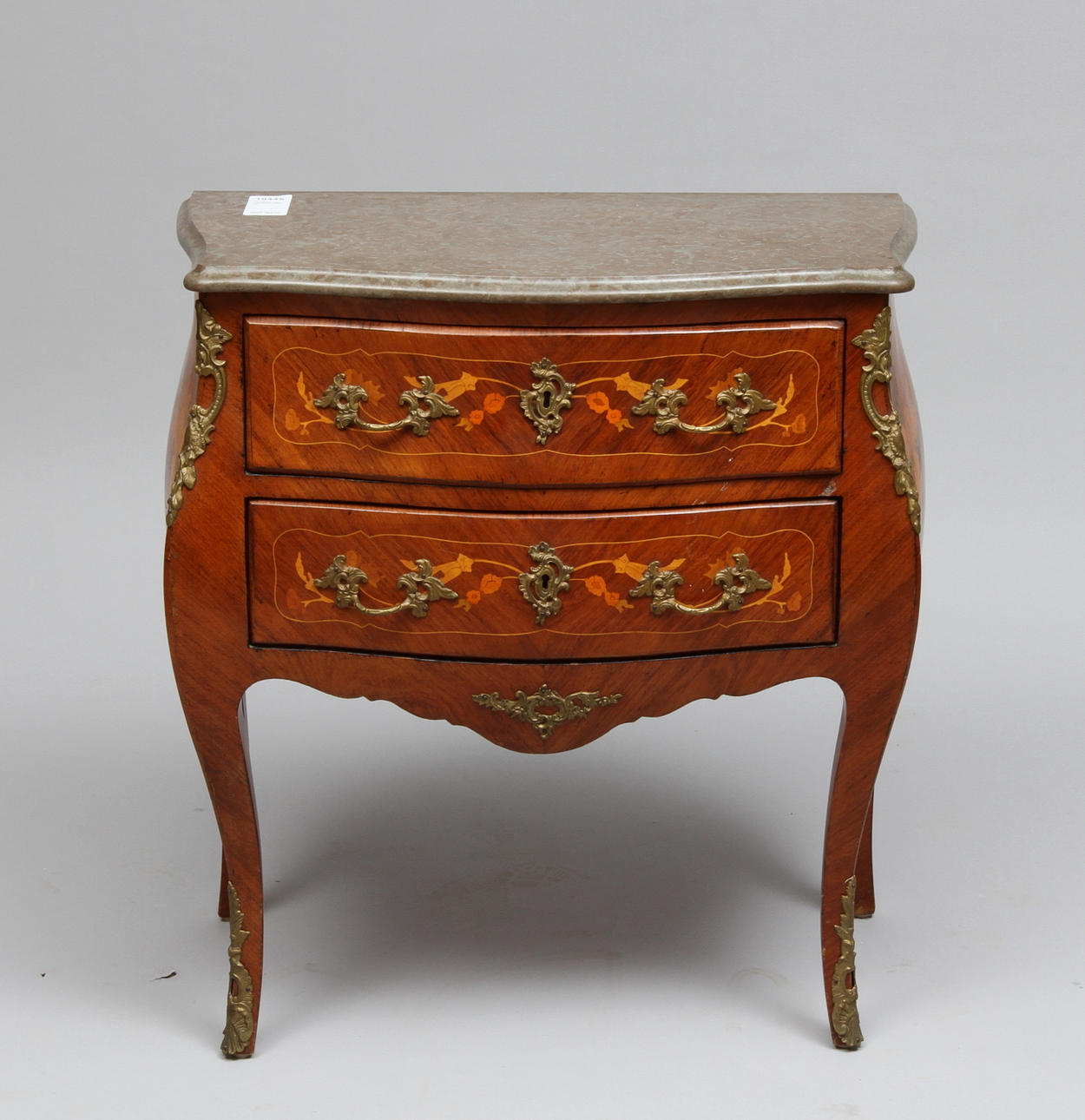 BYRÅ, rokokostil, med stenskiva. 1900-tal.