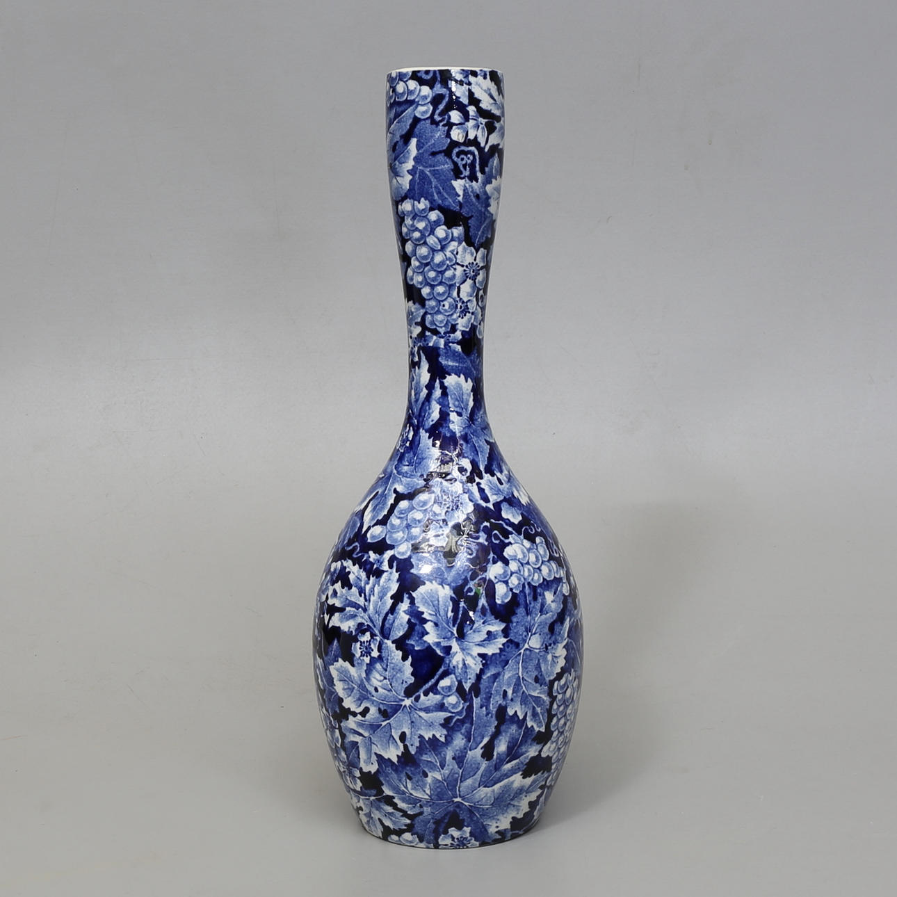 VAS, blå, "Druva", Rörstrand, omkring sekelskiftet 1900.