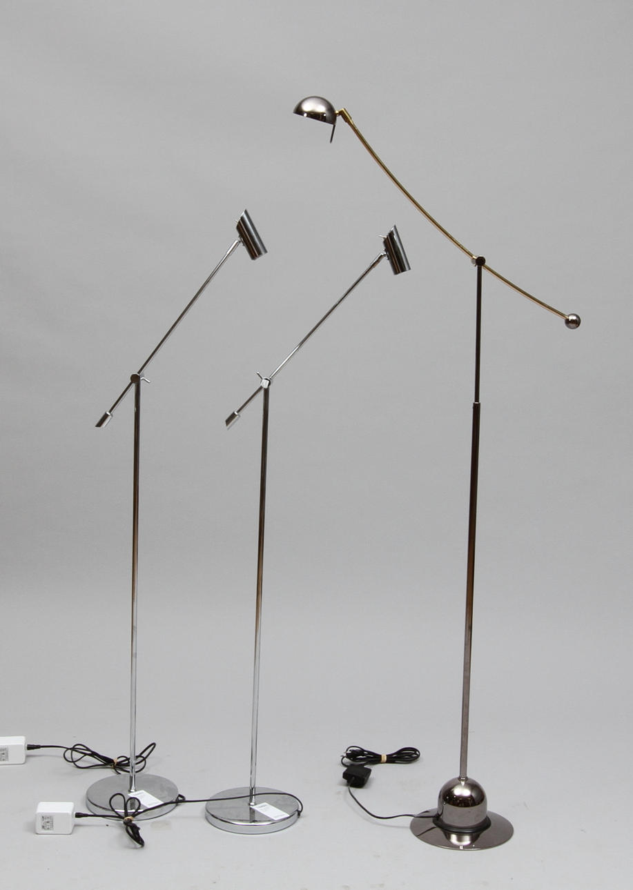 GOVLAMPOR, 3 stycken. Skärmar och fötter i metall.