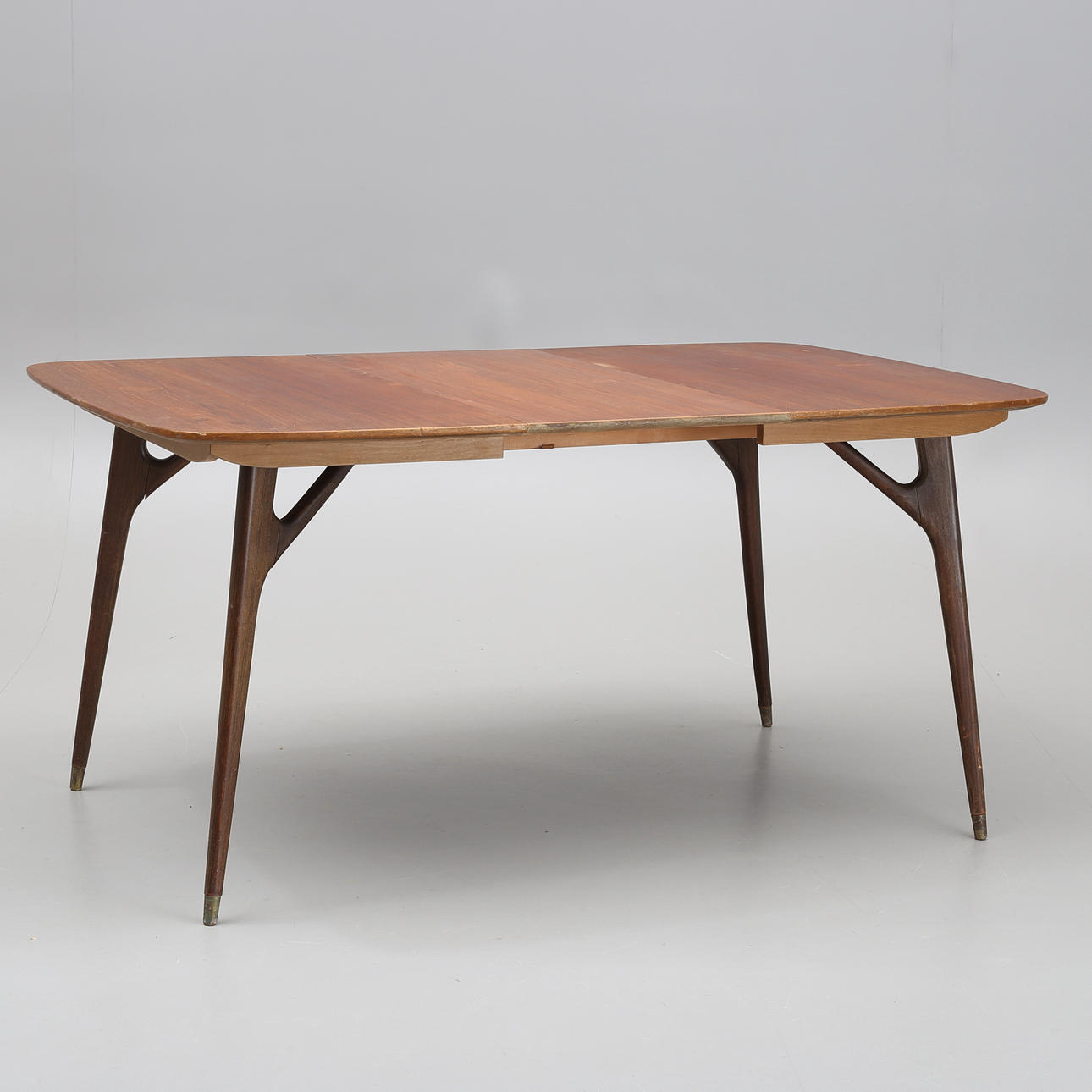 SPISEBORD, plade af teak, 1950'erne.