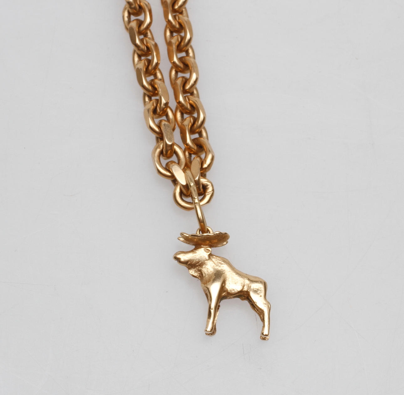 HALSKEDJA ANKARLÄNK samt HÄNGE "ÄLG", 18k guld, vikt ca 69,6 gr.