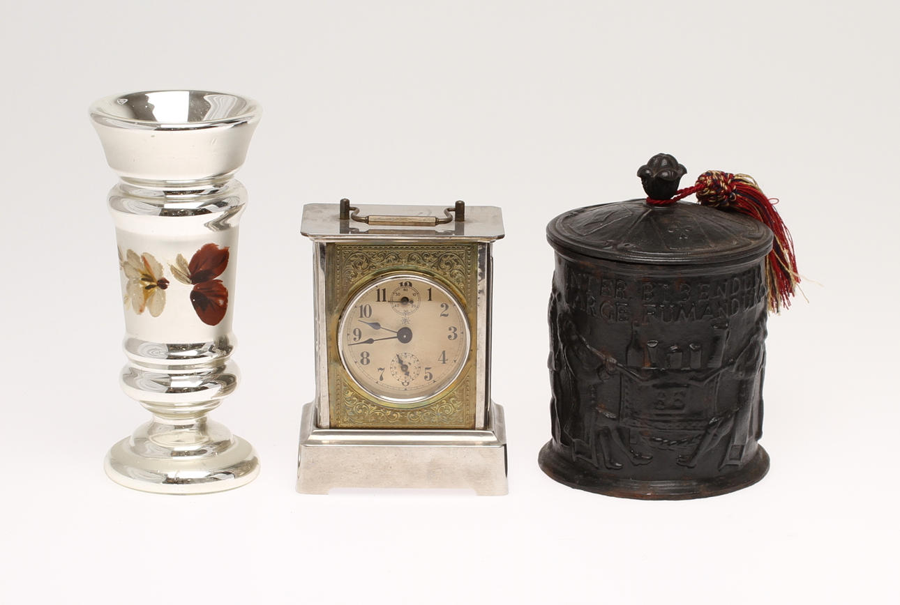 BORDSUR, Junghans med speldosa, TOBAKSBURK samt VAS. 1900-tal.