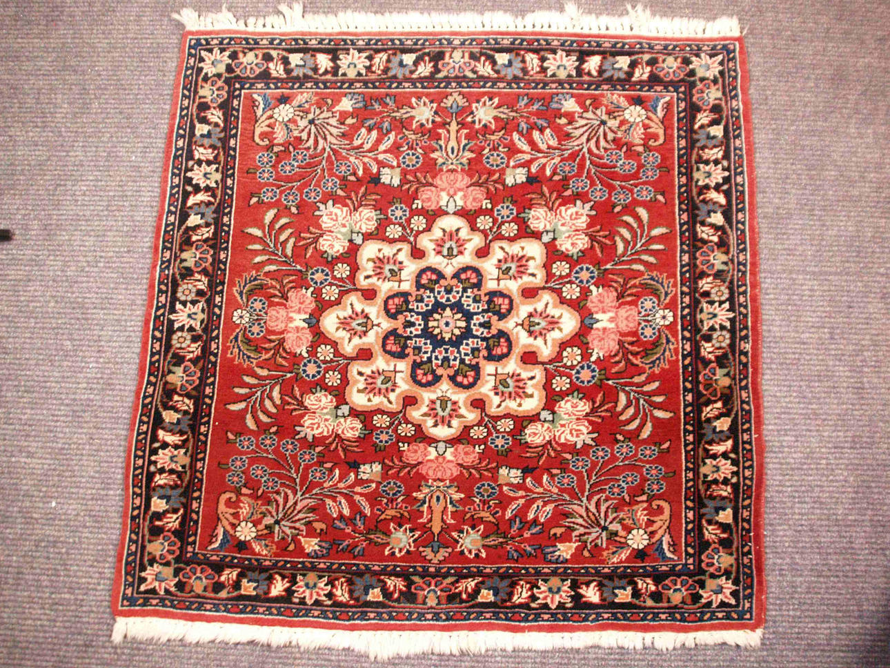 ORIENTALISK MATTA - ull, rödaktig, ca.80x80cm.