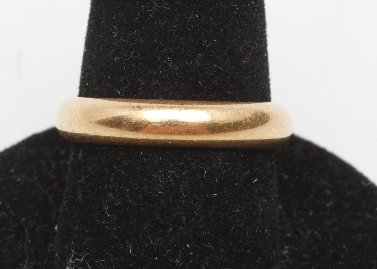 RING, 18k guld, vikt ca 5 gr.