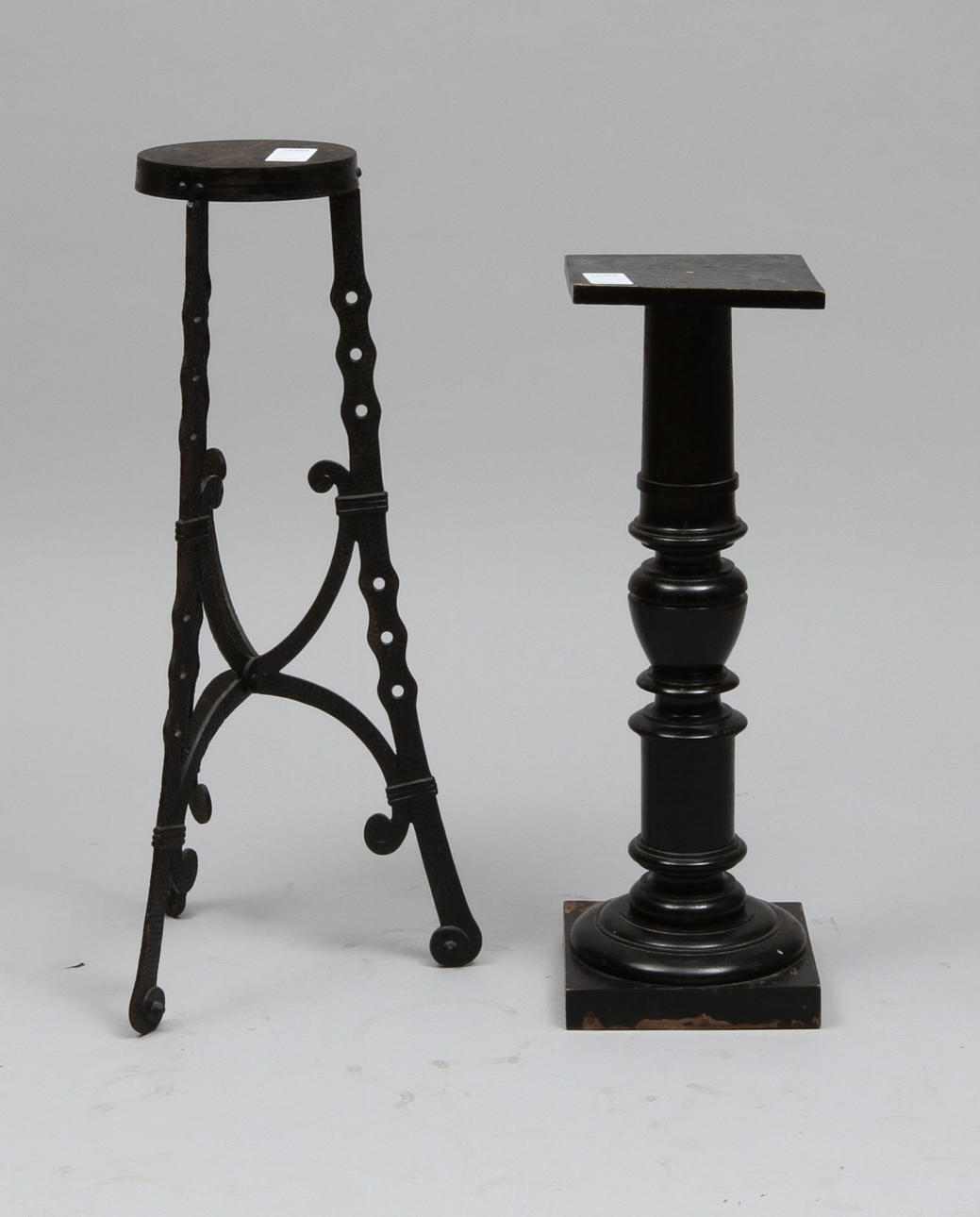 PIEDESTALER, 2 st, järn samt trä.