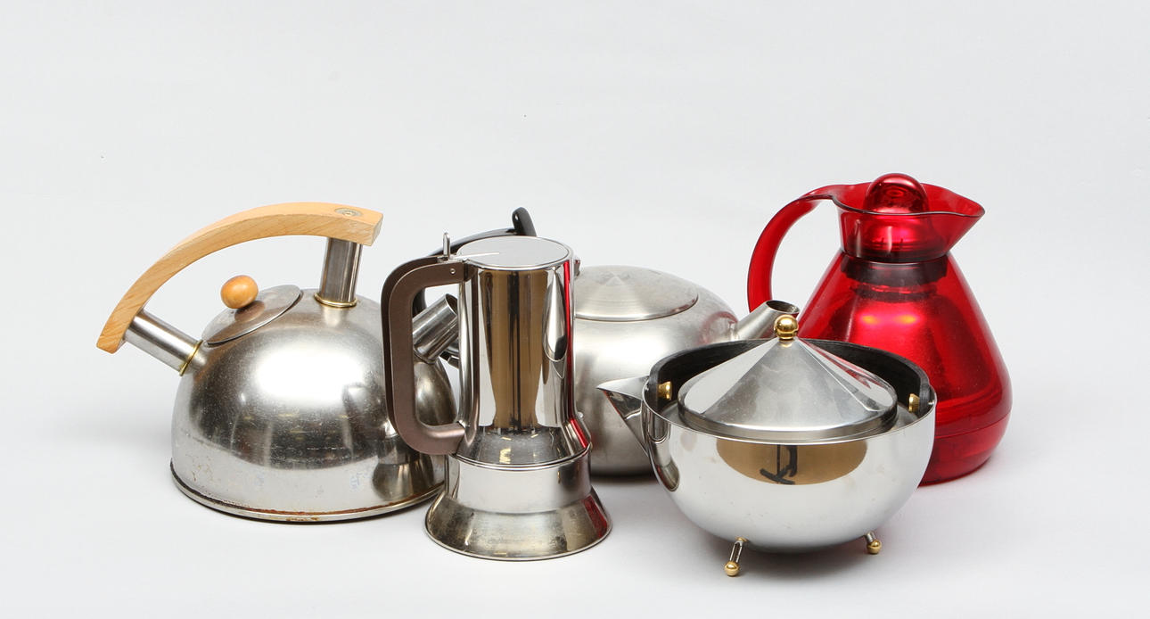 PARTI KAFFE- och TEKANNOR samt TERMOS, 5 delar, 1900-tal.