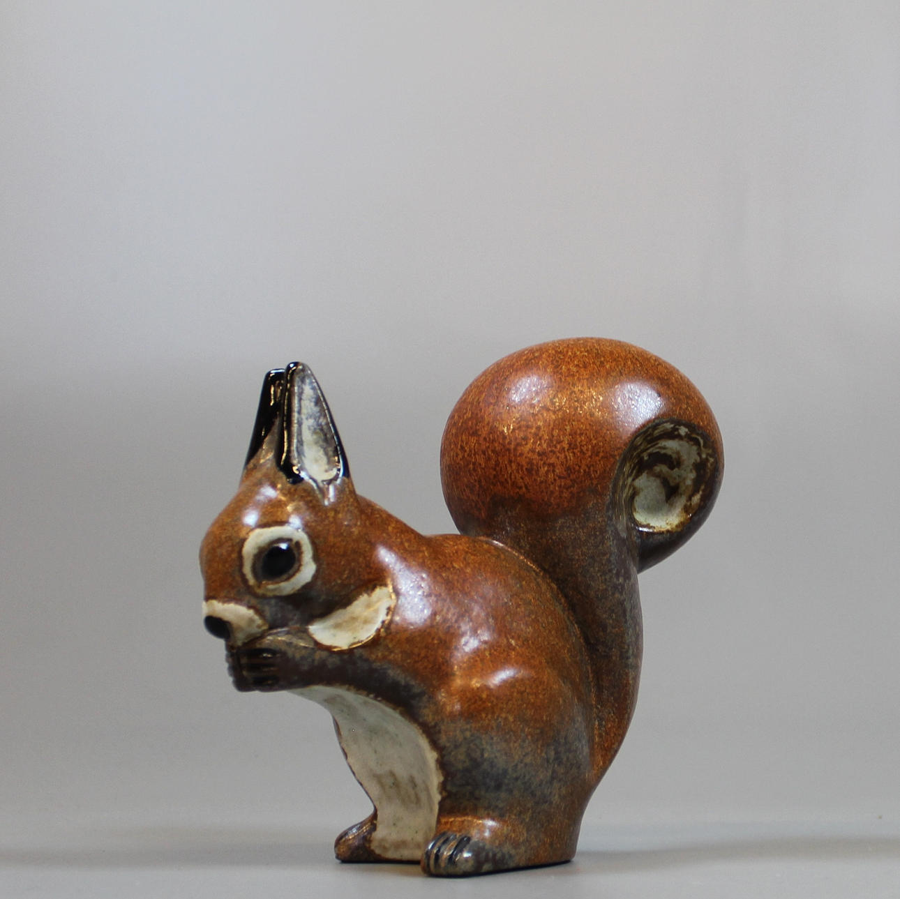 FIGURIN ekorre keramik Nittsjö.