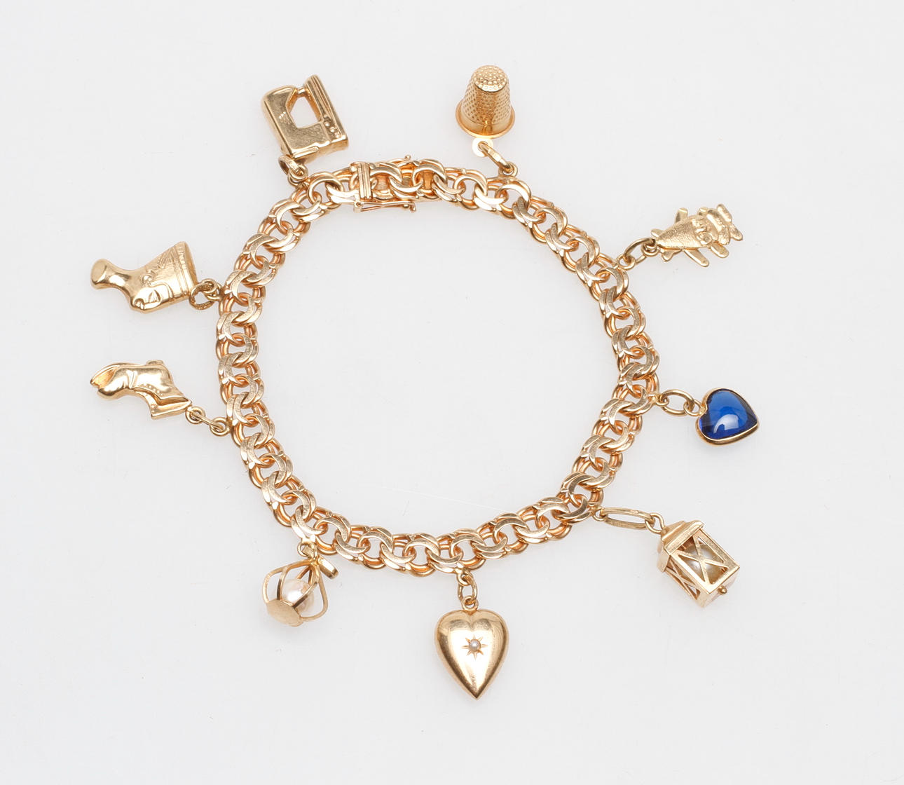 ARMBAND BISMARCK med BERLOCKER, 18k guld, vikt ca 24,6 gr.