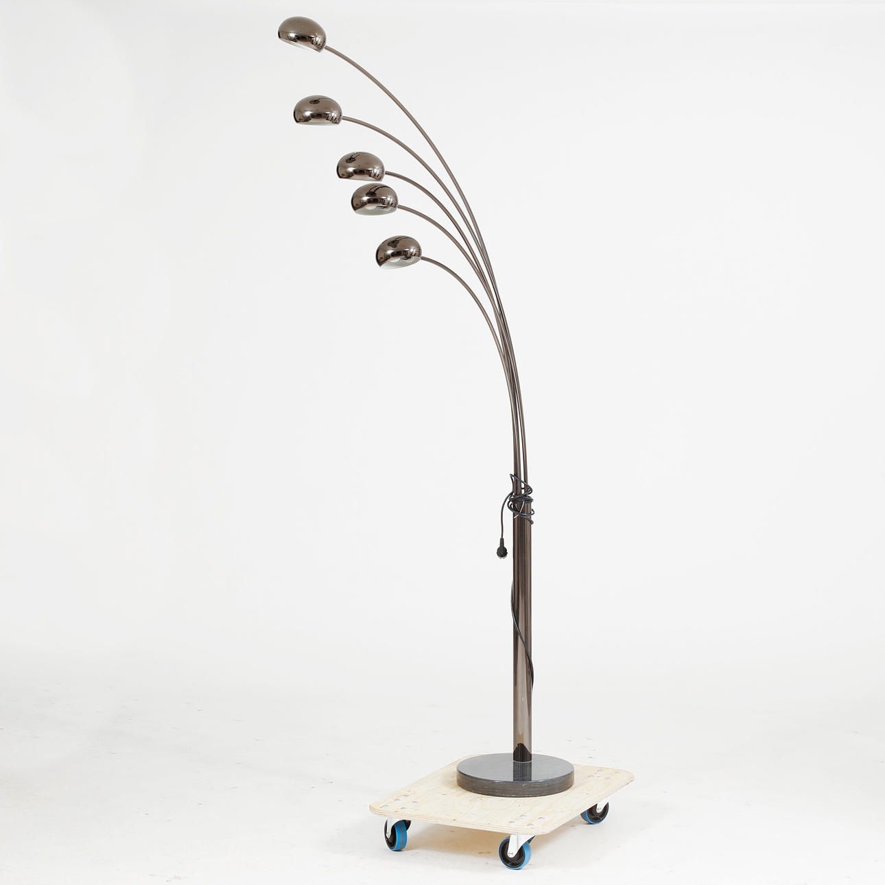FLOOR LAMP, metal frame on black marble slab.