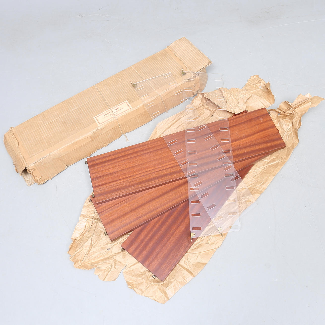 VÄGGHYLLA ett par gavlar plexiglas samt 3 hyllplan, String.