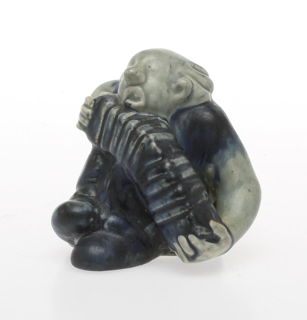 FIGURIN, Troll med dragspel, keramik, Åke Holm.