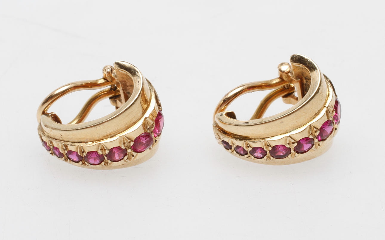 ÖRHÄNGEN, 1 par, med röda stenar 14k guld, total vikt vikt ca 9,5 gr.
