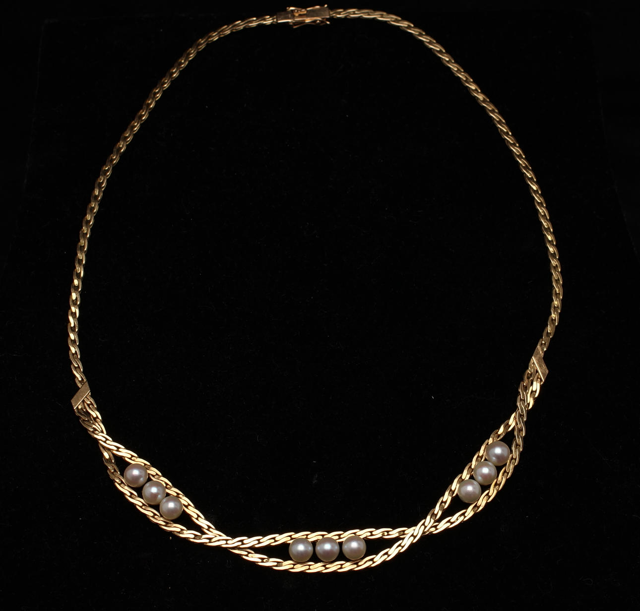 HALSBAND, 18k guld med pärlor. Tot vikt 24,6g.