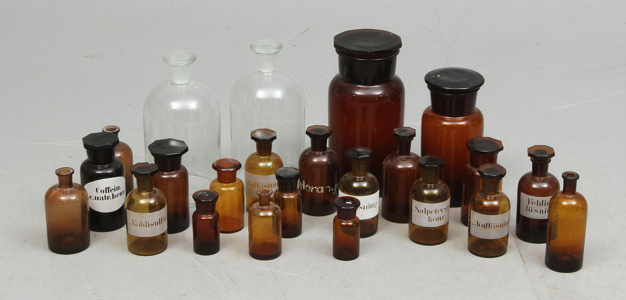 APOTEKSFLASKOR, 23 delar, glas, 1900-talets första hälft.