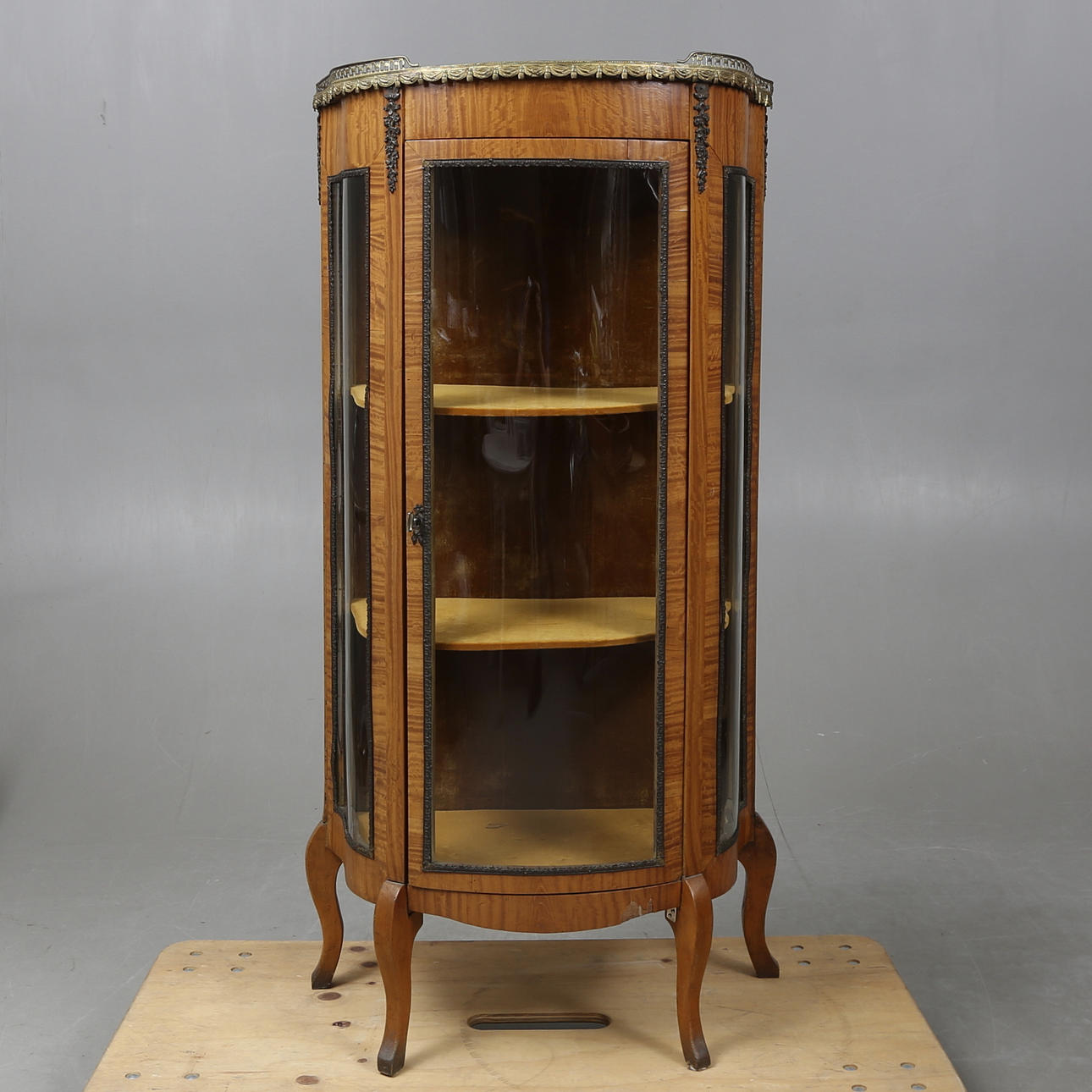 VITRINA, estilo Luis XVI, siglo XX.