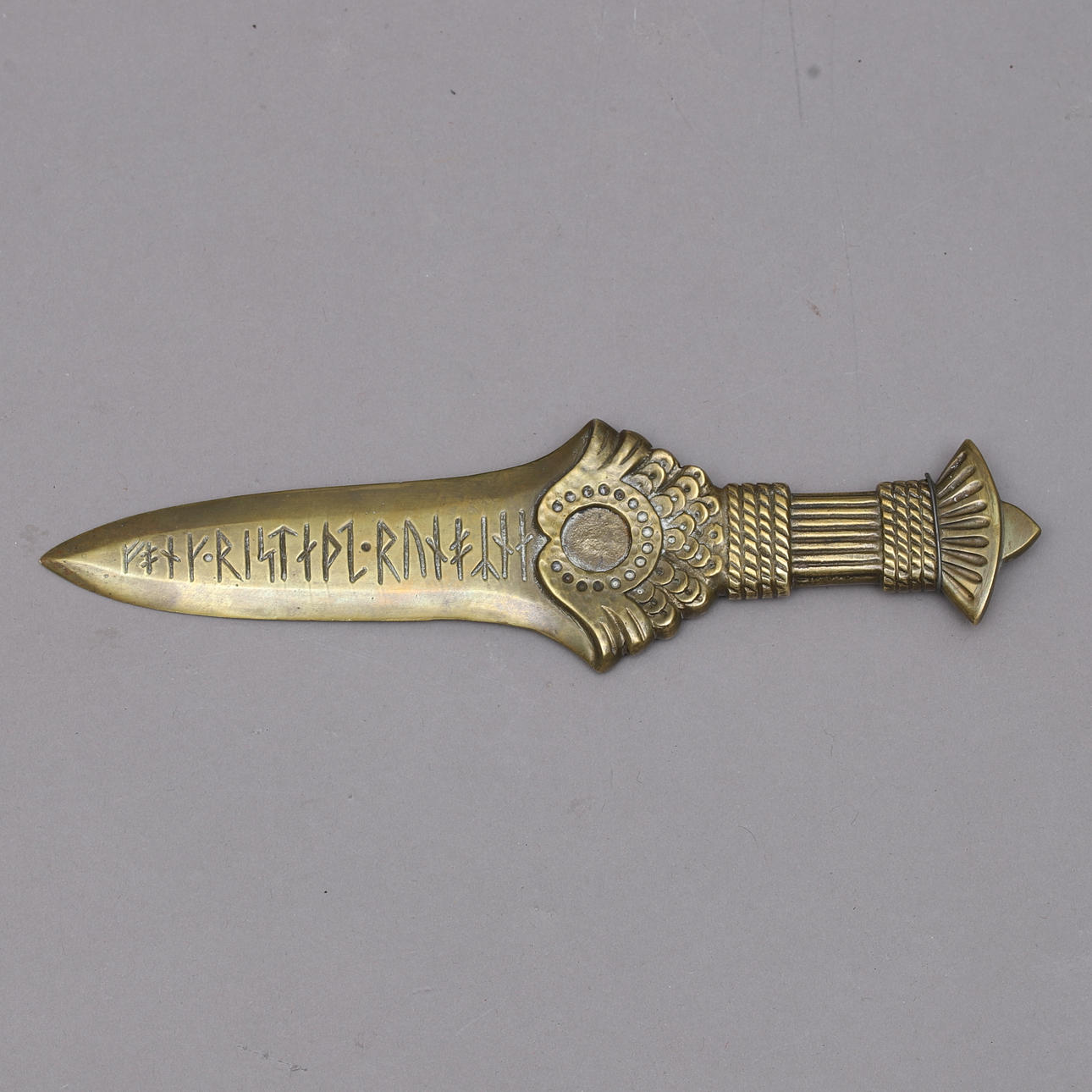 CUCHILLO, latón, con runas.