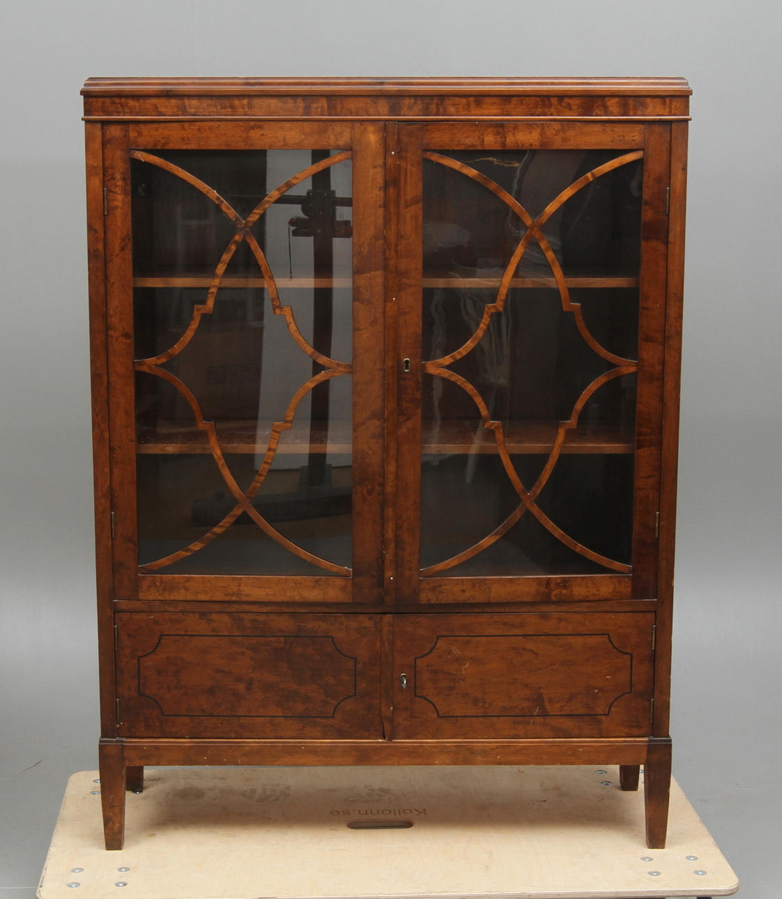 VITRINSKÅP, 1900-talets första hälft.