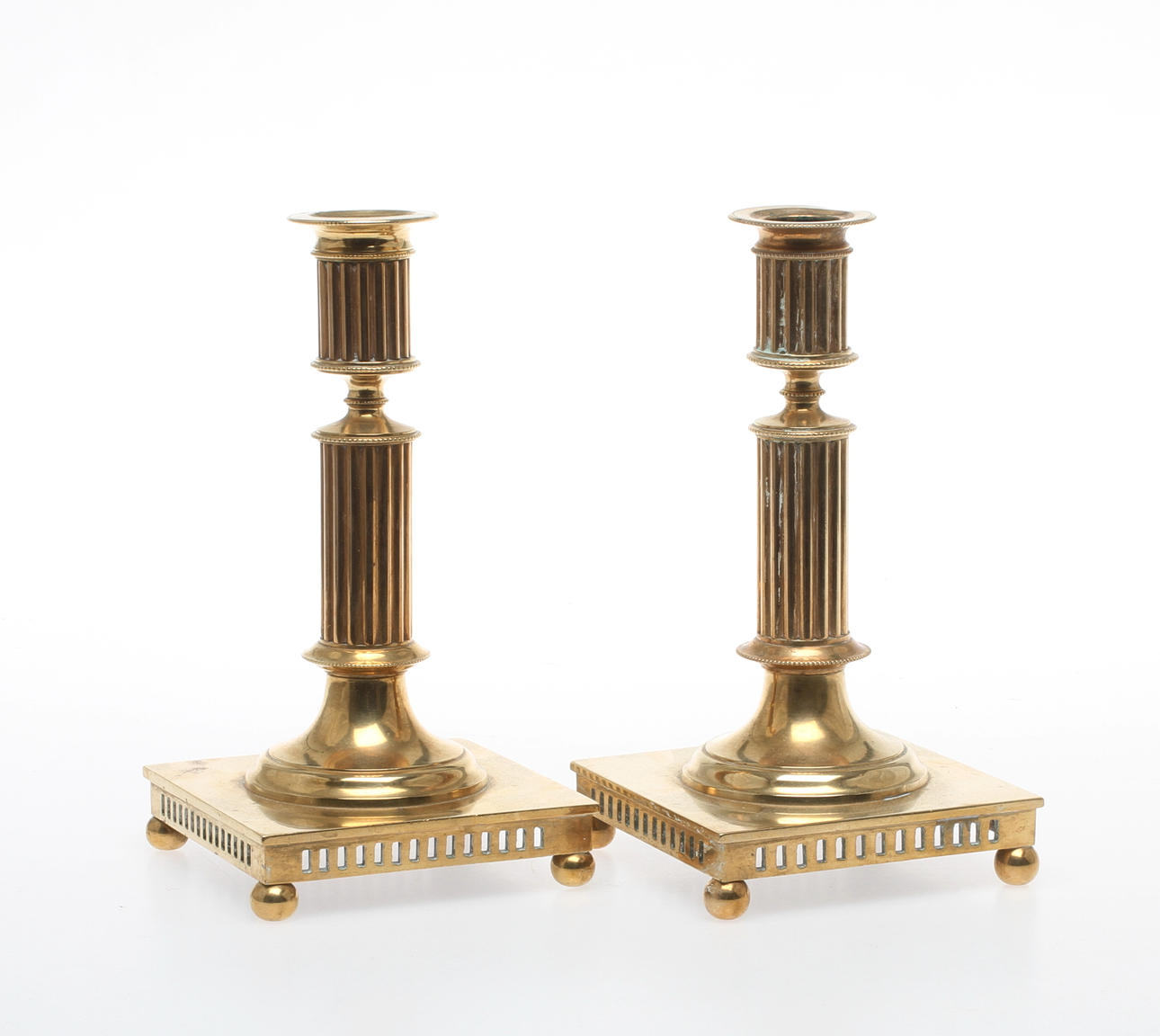 LJUSSTAKAR 1 par, mässing, gustaviansk stil, Skultuna, nr 72. 1900-talets första hälft.