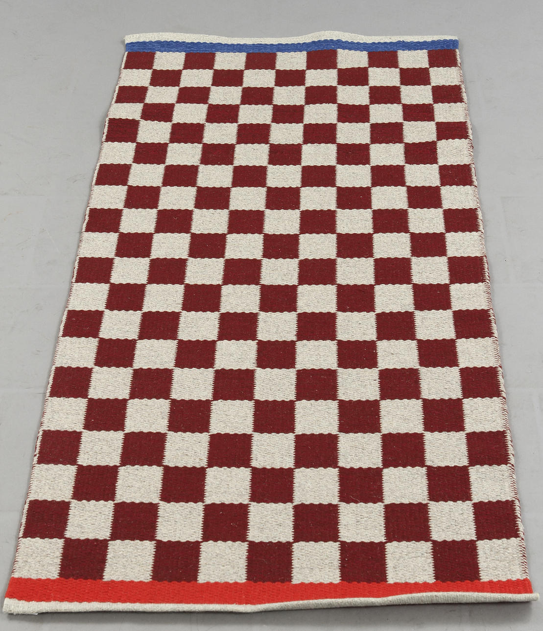 MATTOR, 2 stycken. Kasthall. Dubbelvävd ull. 83 x 190 cm.