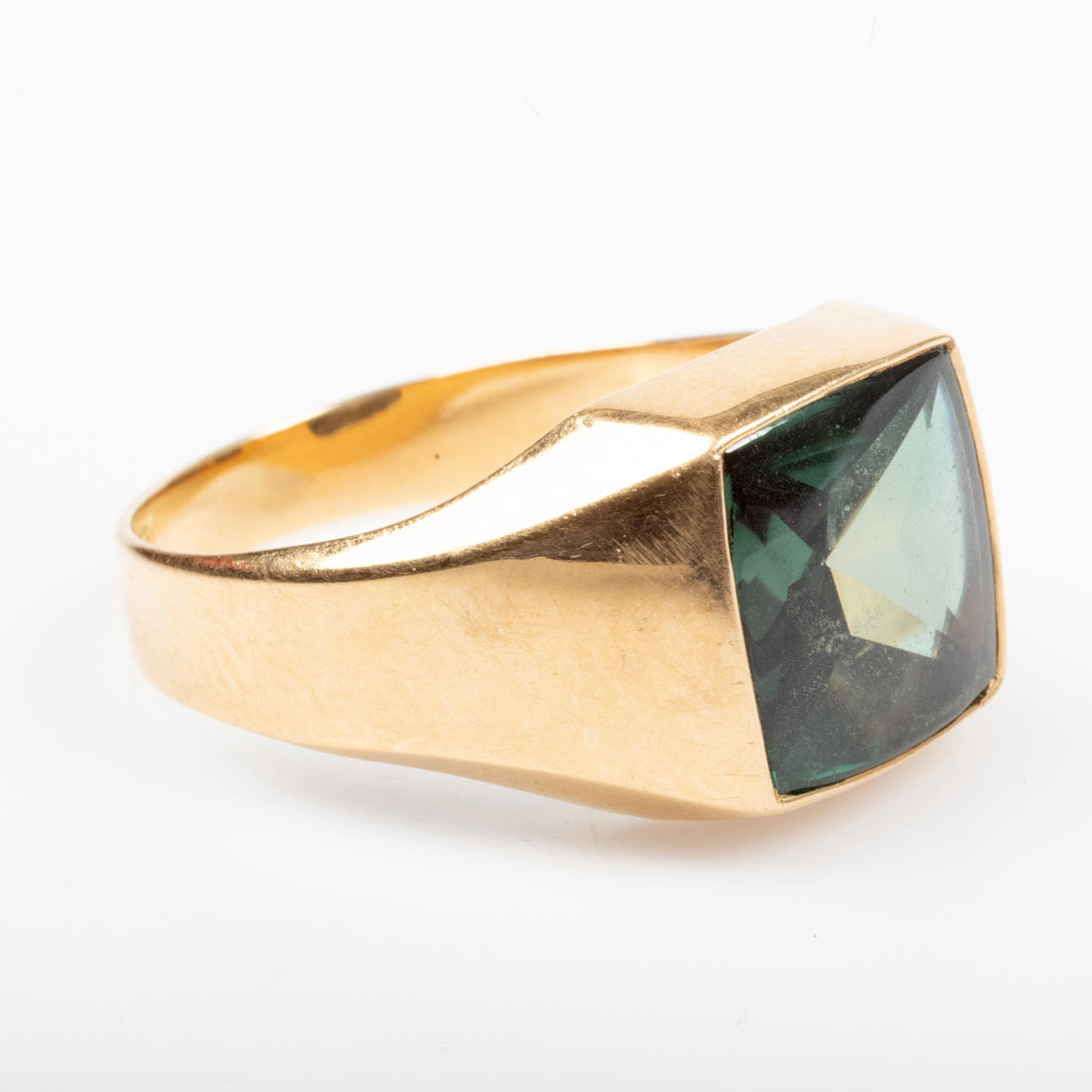 RING, 18 Karat Gold mit grünem Stein.