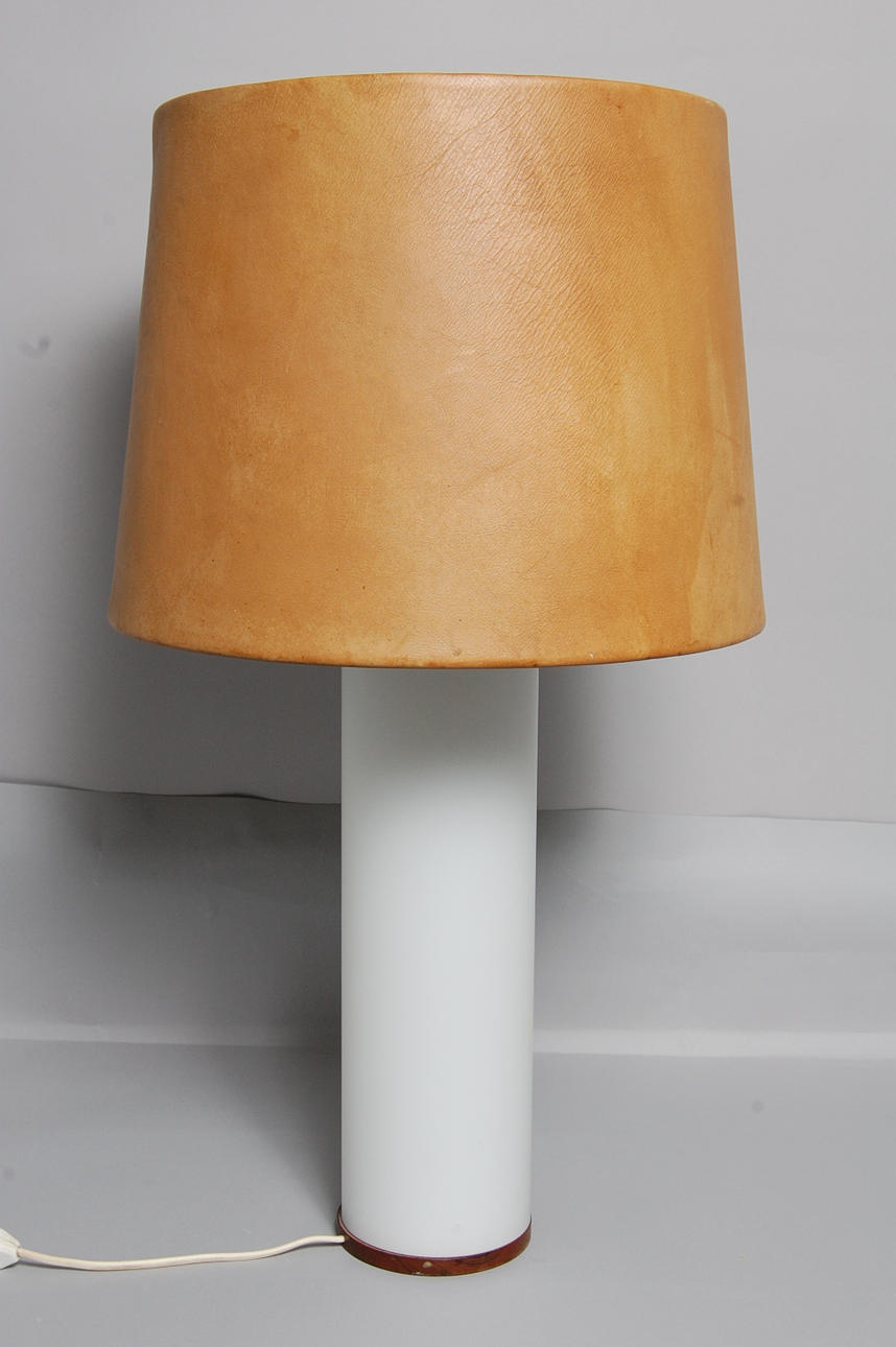 BORDSLAMPA, med skärm i skinn 1960-tal.
