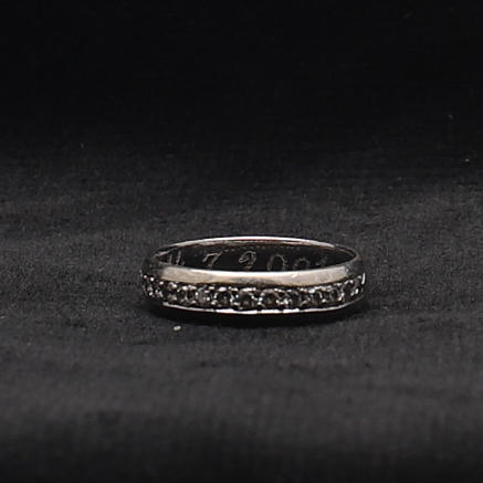 EN DIAMOND HALF ETERNITY RING.