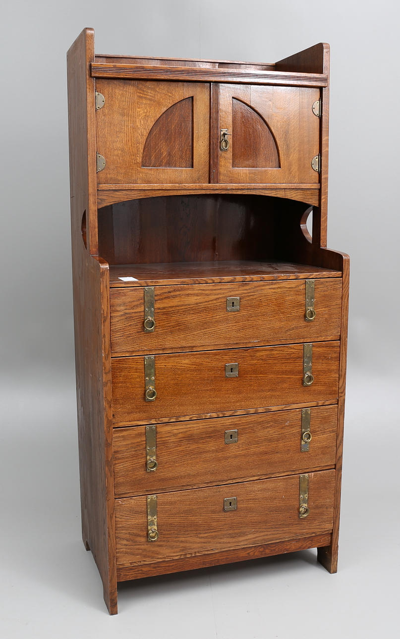 BYRÅ/SKÅP, senjugend, 1900-talets första hälft.