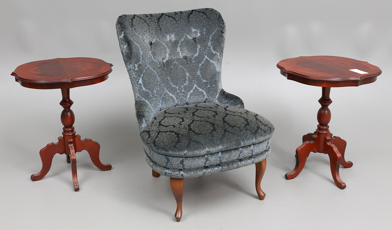 EMMAFÅTÖLJ samt 2 PELARBORD, 1900-tal.