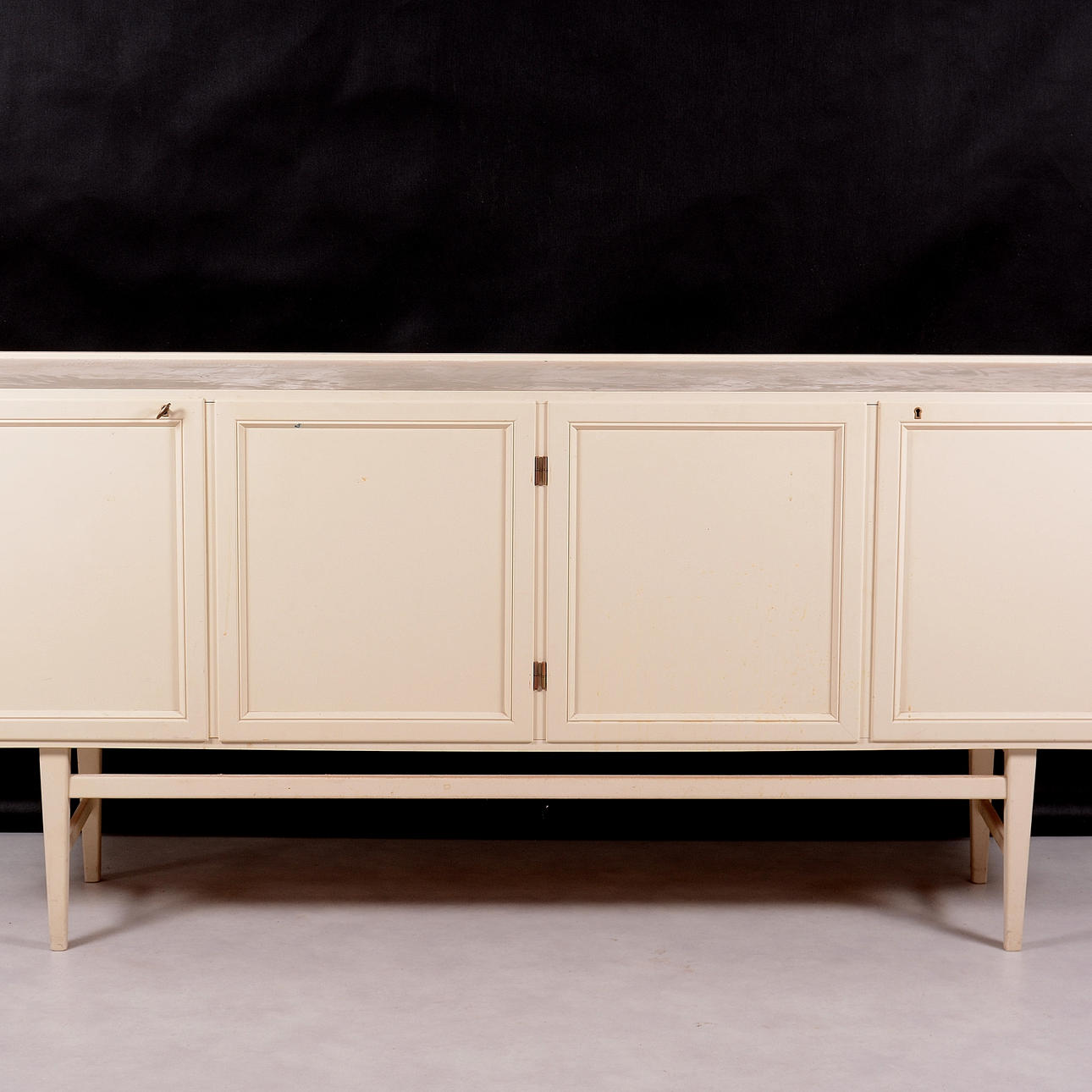 SIDEBORD, vitlackerat trä, 1900-talets andra hälft.