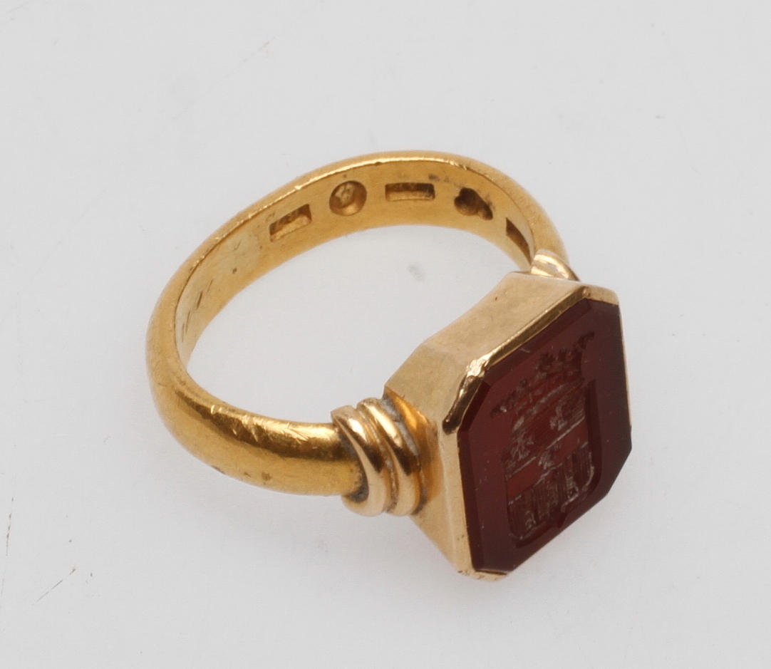 RING, 23 k guld, Med ätten Adelsköld´s vapen, tidigt 1900-tal, 9,8 gram.