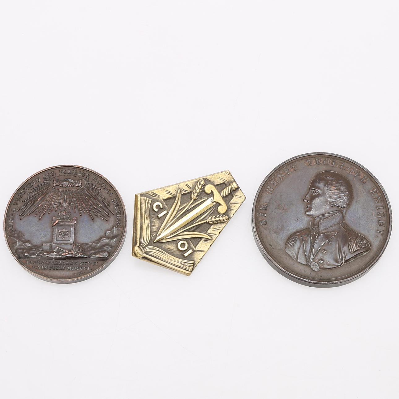 ERINNERUNGSMEDAILLEN 2 STK UND MILITÄRABZEICHEN.