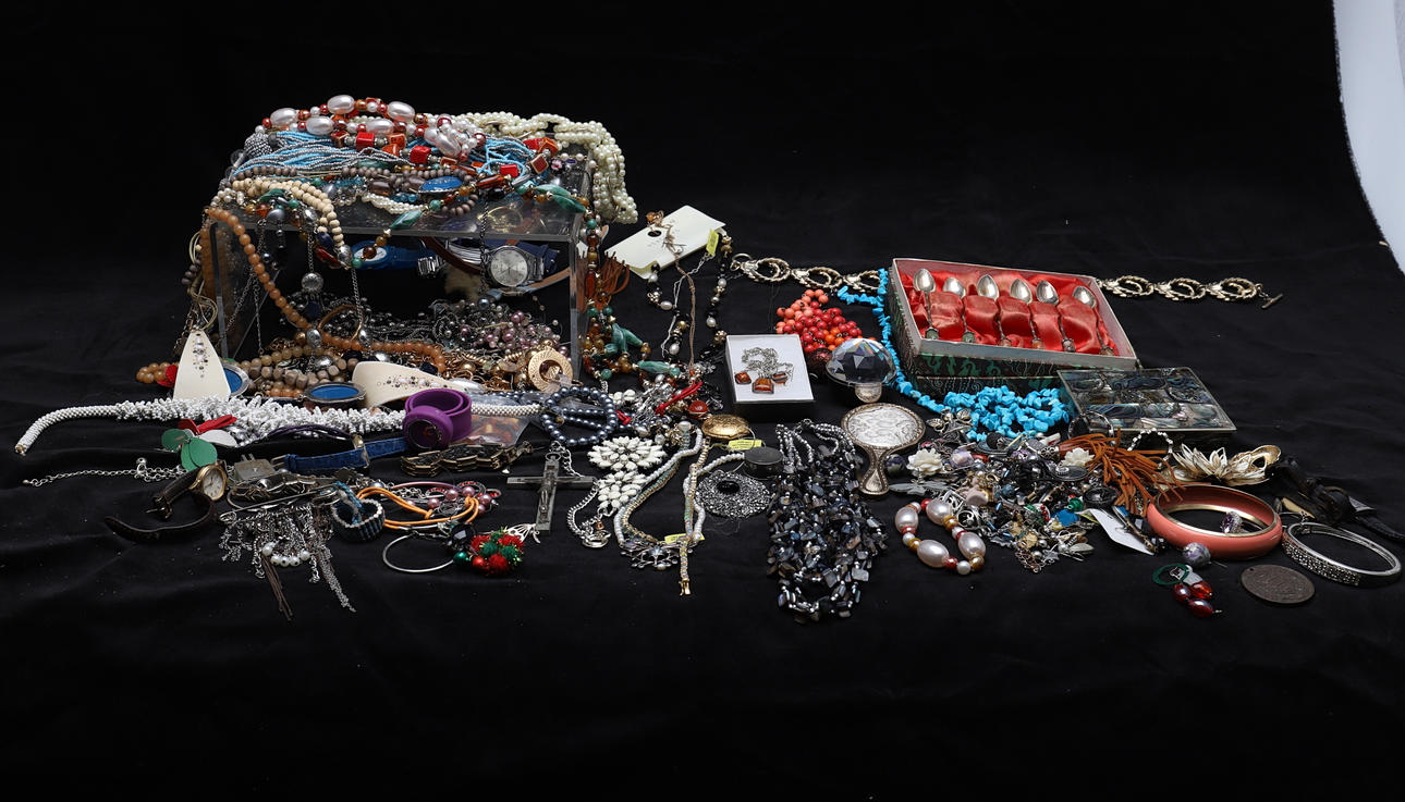 EN SAMLING KOSTYMSMYCKEN.