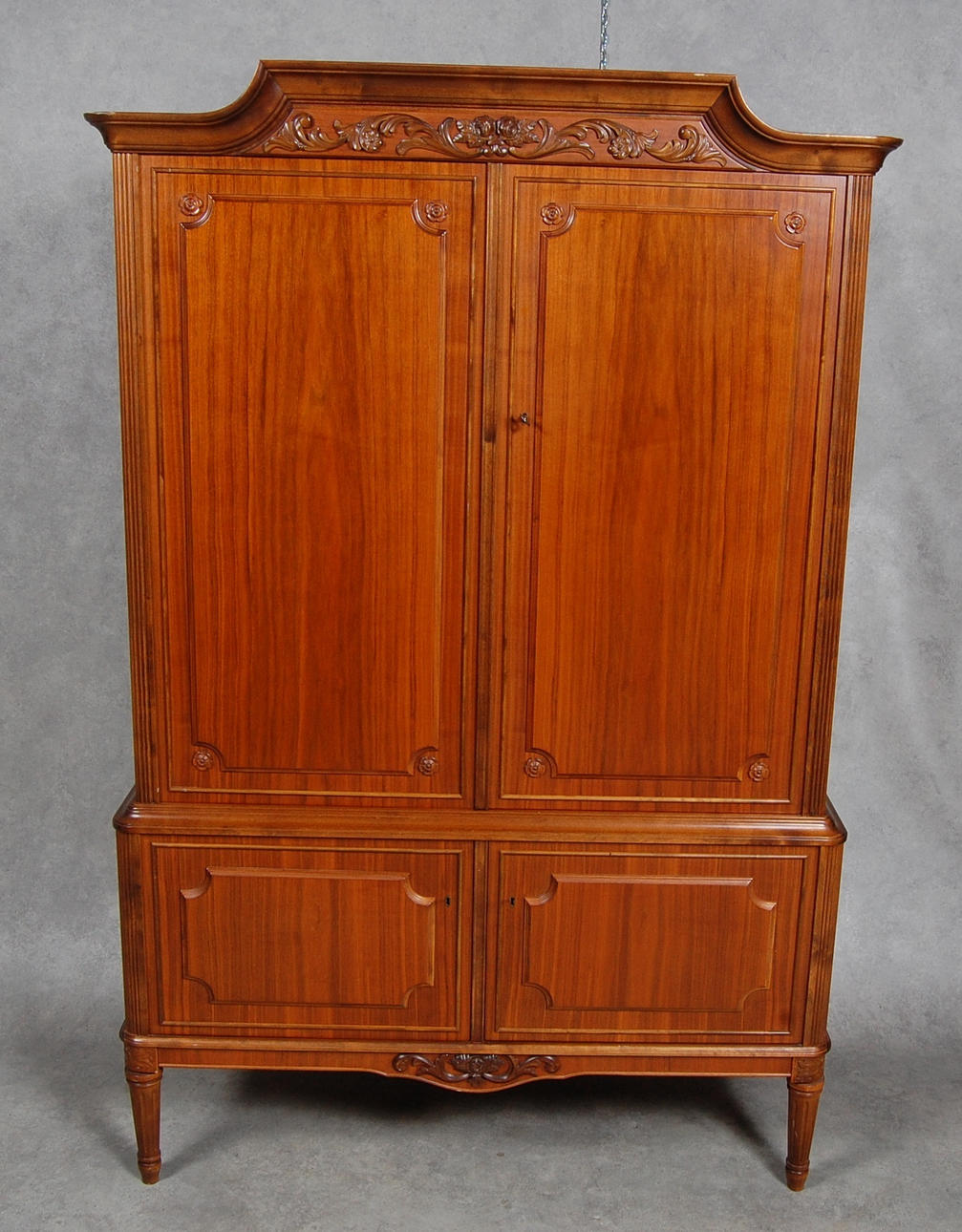 LINNESKÅP, med bestickschatull, gustavianskstil, 1900-tal.