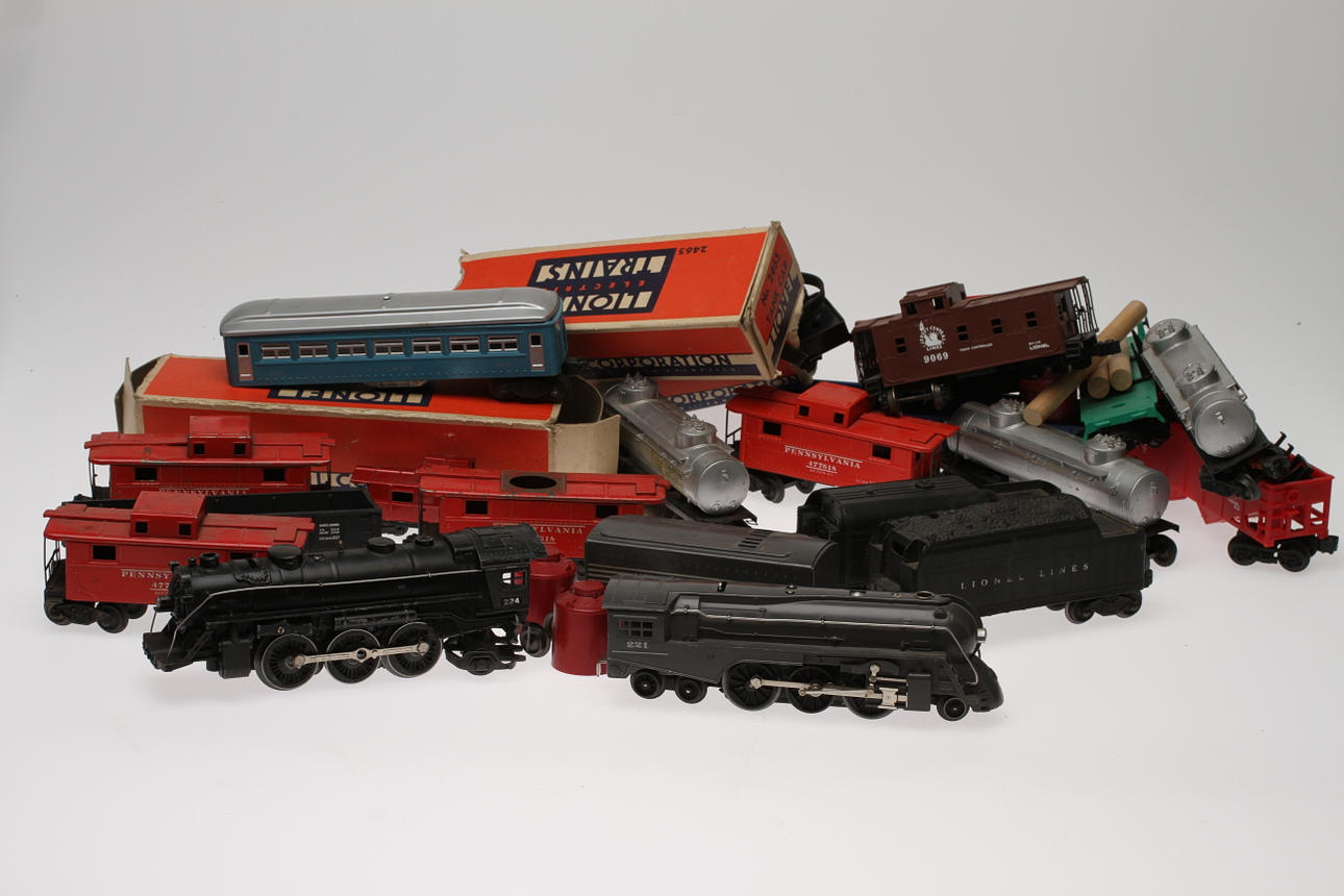 LIONEL skala 0. 2 lok och 15 vagnar. Delvis i originalkartong.