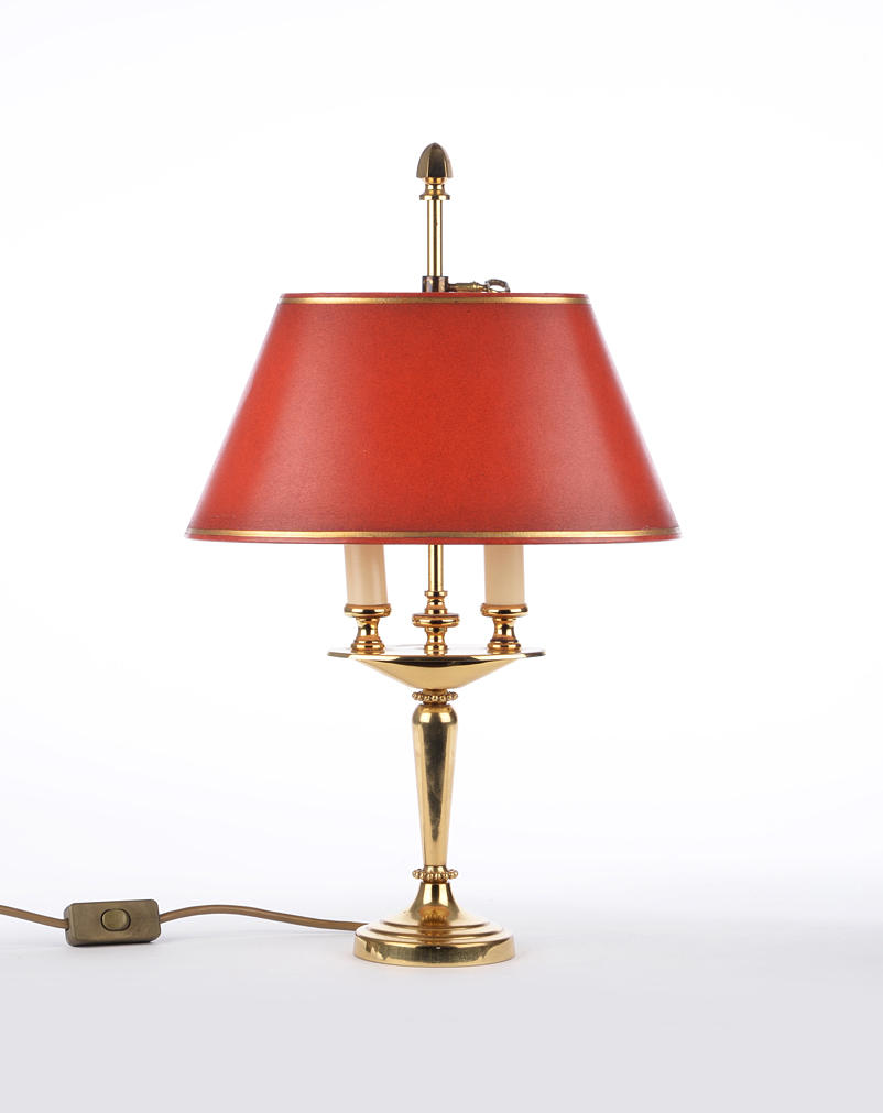 LAMPE MED RØD SKÆRM.