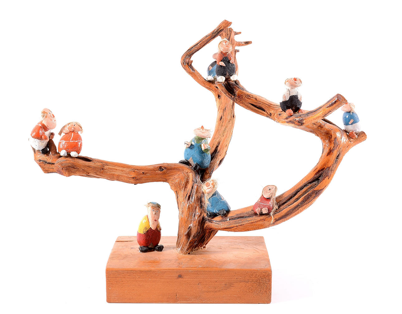 OIDENTIFIERAD KONSTNÄR. Skulptur, træ med malede stenfigurer.