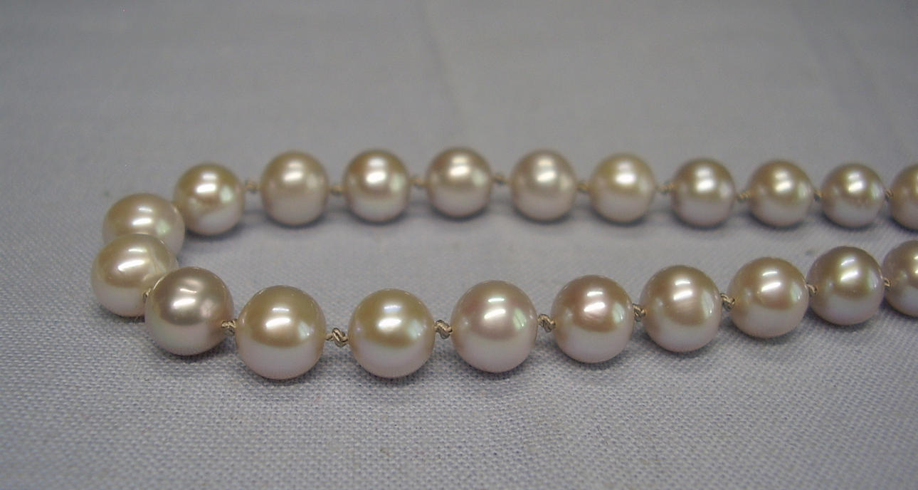 ÄKTA ODLAD PÄRLCOLLIER GRÅ 52 cm.