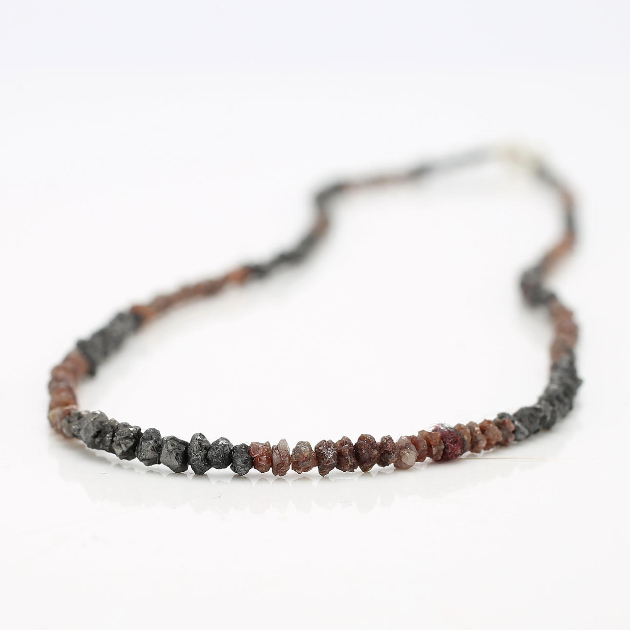 HALSKETTE, ungeschliffene Rohdiamanten.