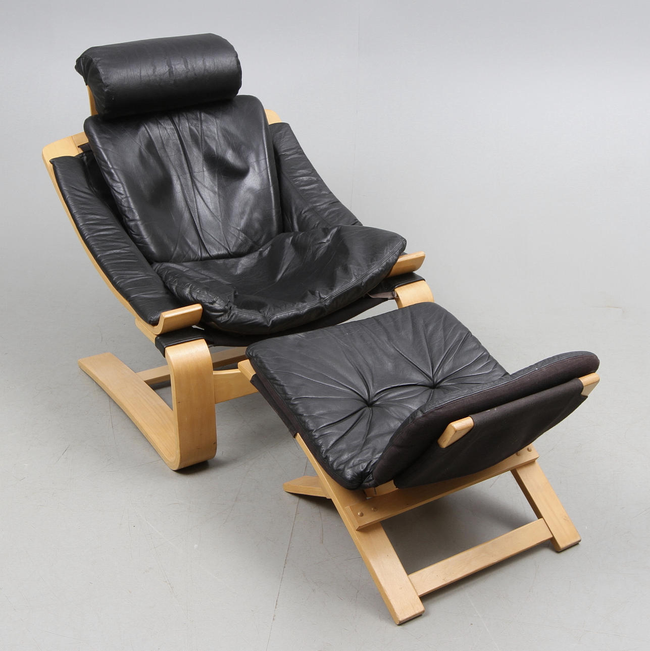 FÅTÖLJ MED FOTPALL, troligen Norge, sent 1900-tal.