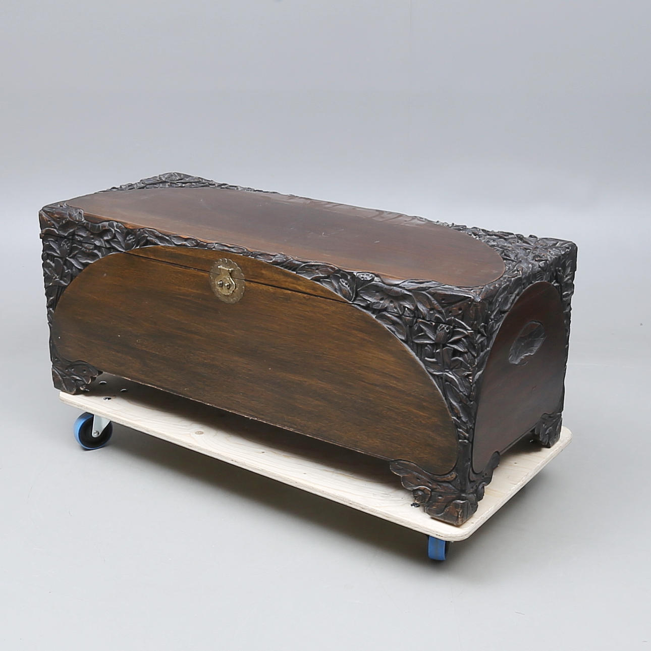 ATAÚD, decoración tallada, oriental.