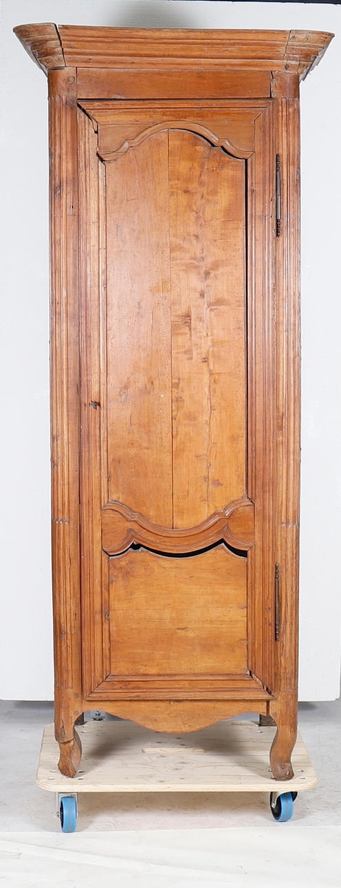 UN ARMARIO DE NOGAL FRANCÉS.