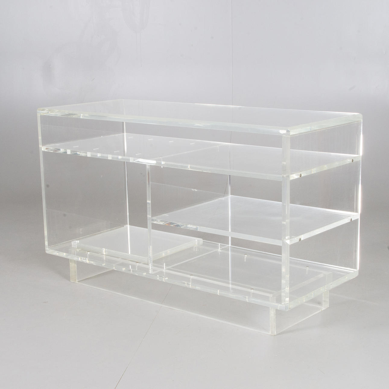 STEREOBÄNK, plexiglas, 1900-talets senare del.