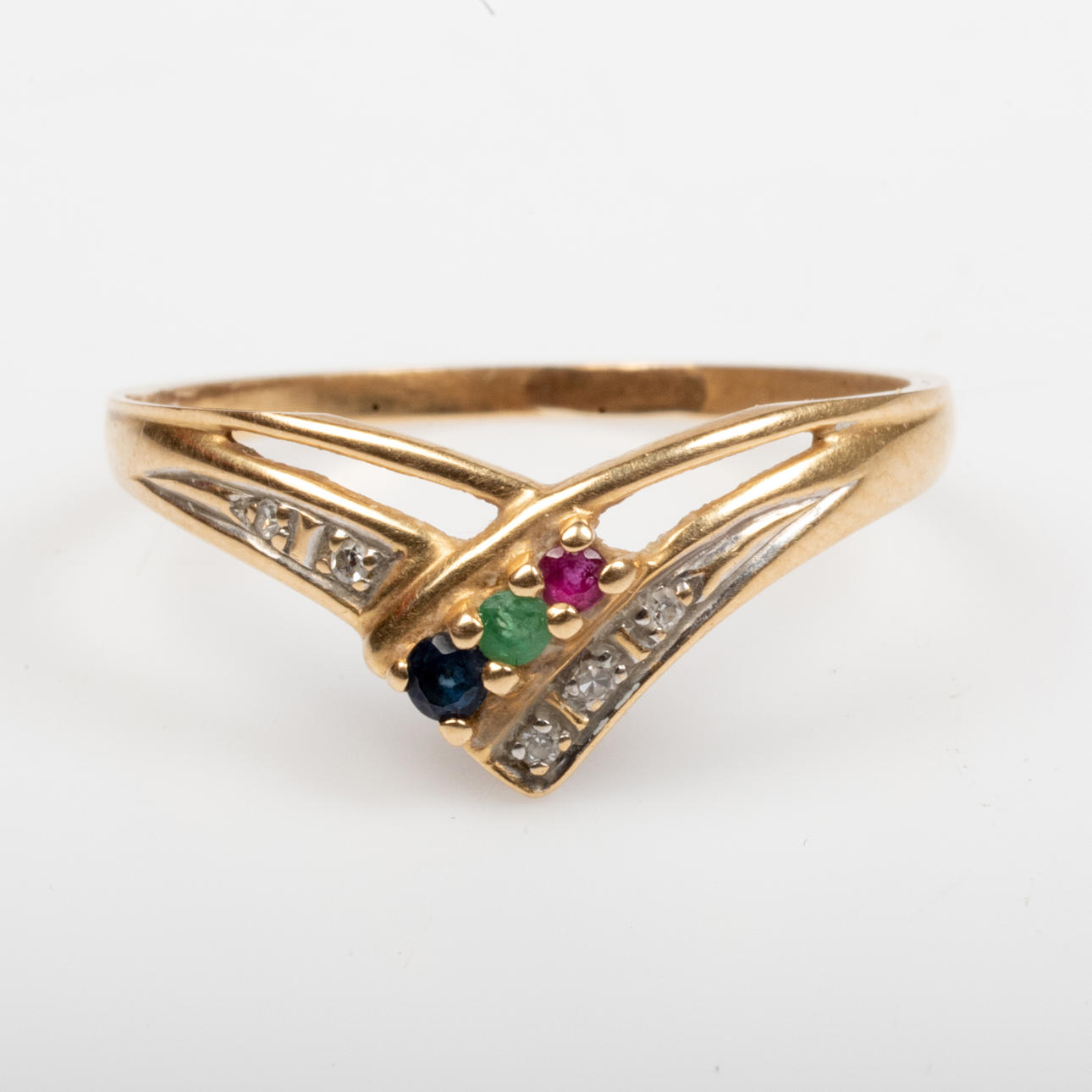 RING, 18K guld med brillanter og farvede sten.