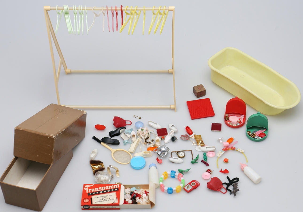 PARTI BARBIE LEKSAKER. Bla badkar, Klädställning, kläddhängare etc.