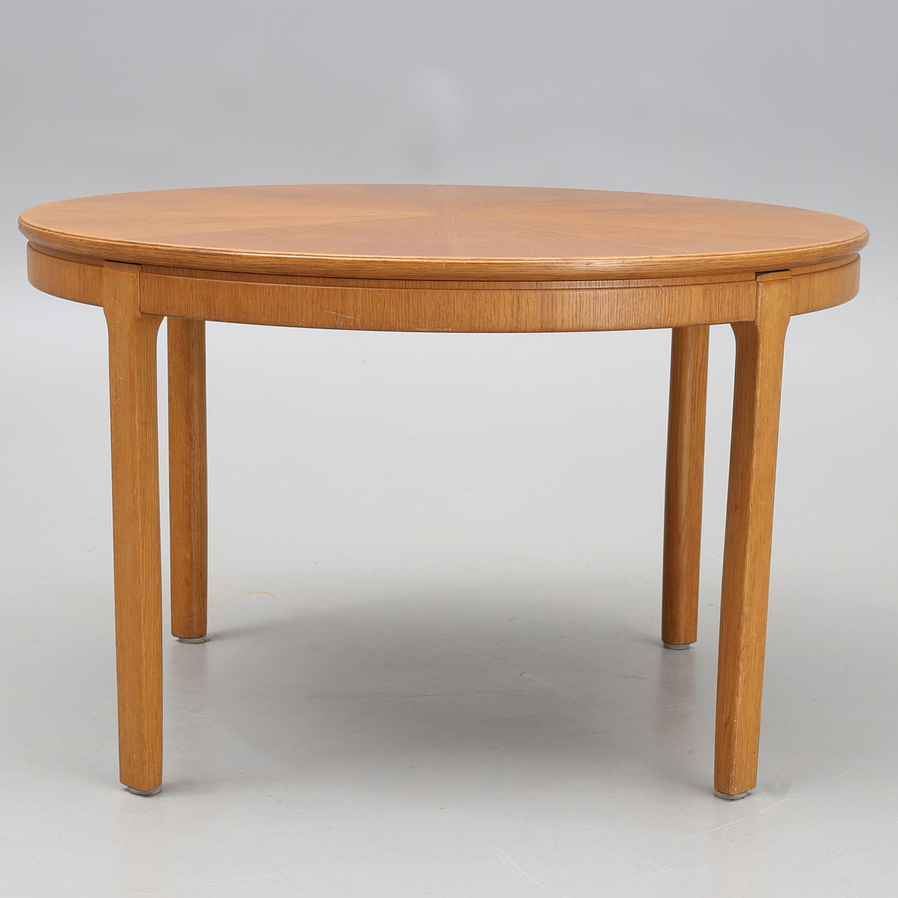 CARL MALMSTEN. Soffbord, ek, "Samsas", 1900-tal.