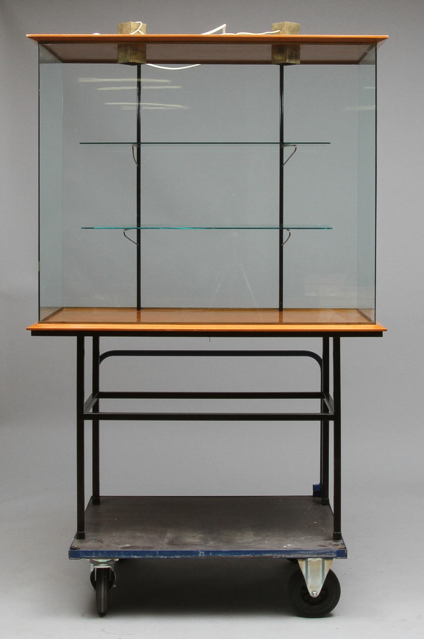 MONTERSKÅP, med två glashyllor, 1950/60-tal.