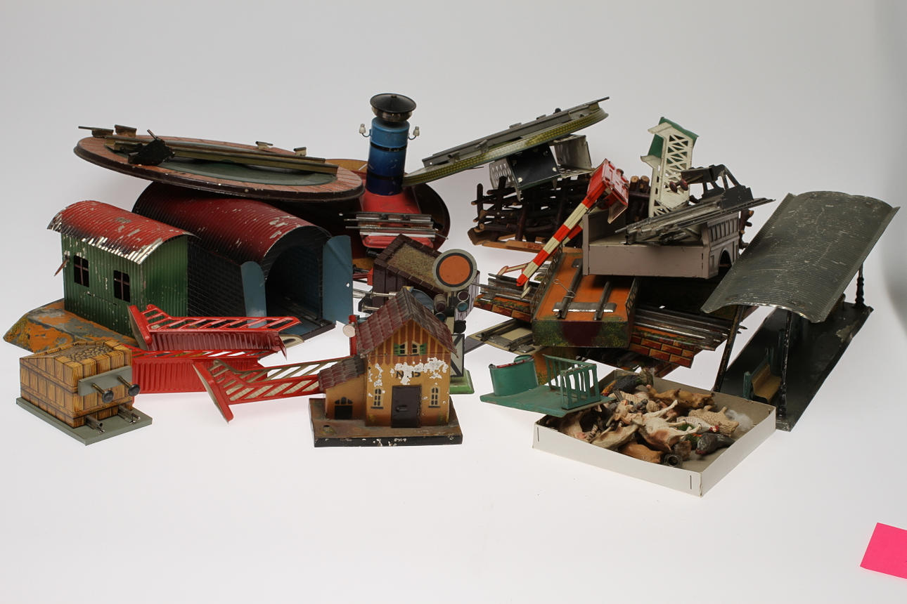 PARTI TÅGTILLBEHÖR skala 0, Bing, Fandor, Bub med flera. Vändskivor, broar med mera.