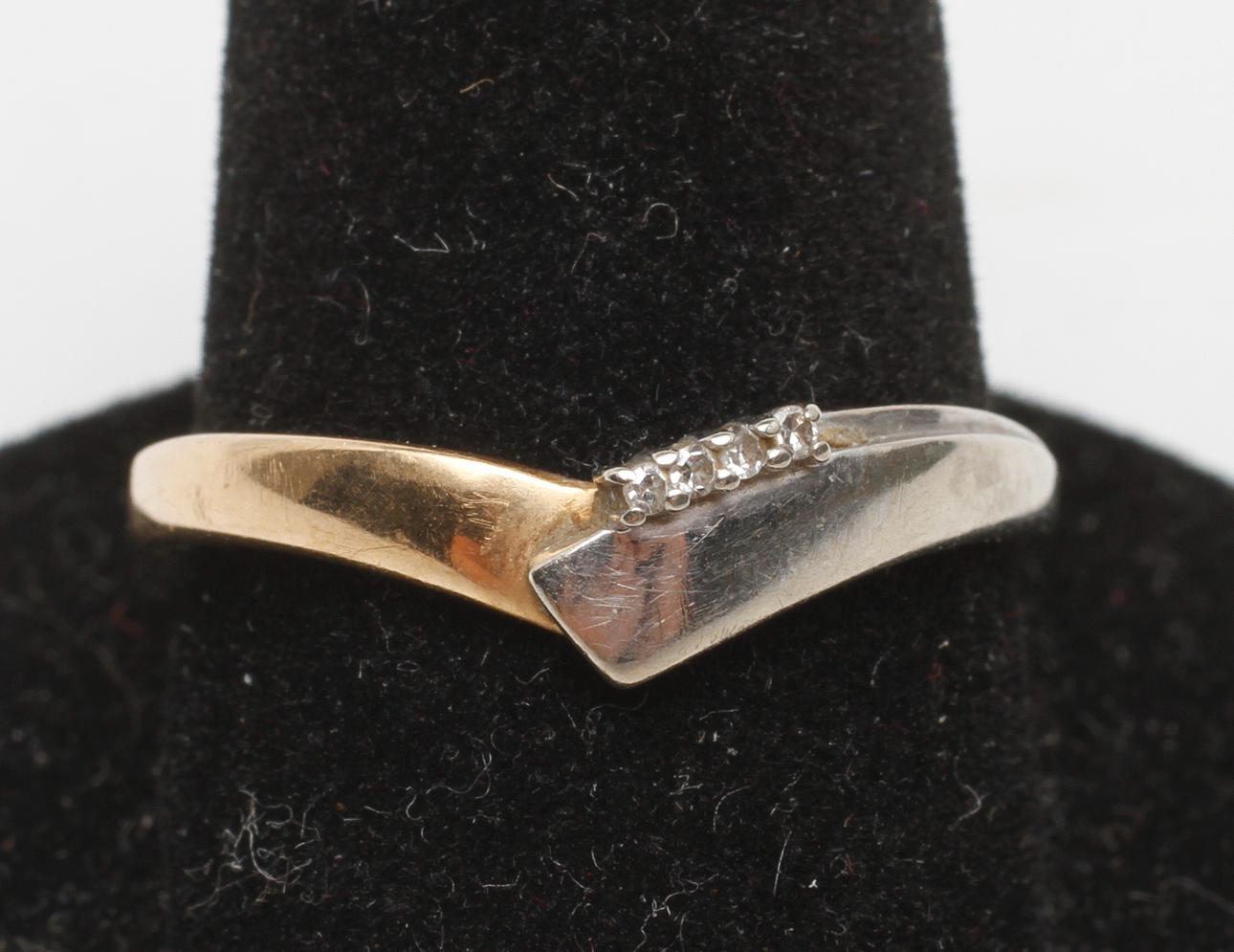 RING med tre mindre stenar, 18k guld, vikt ca 1,9 gr.