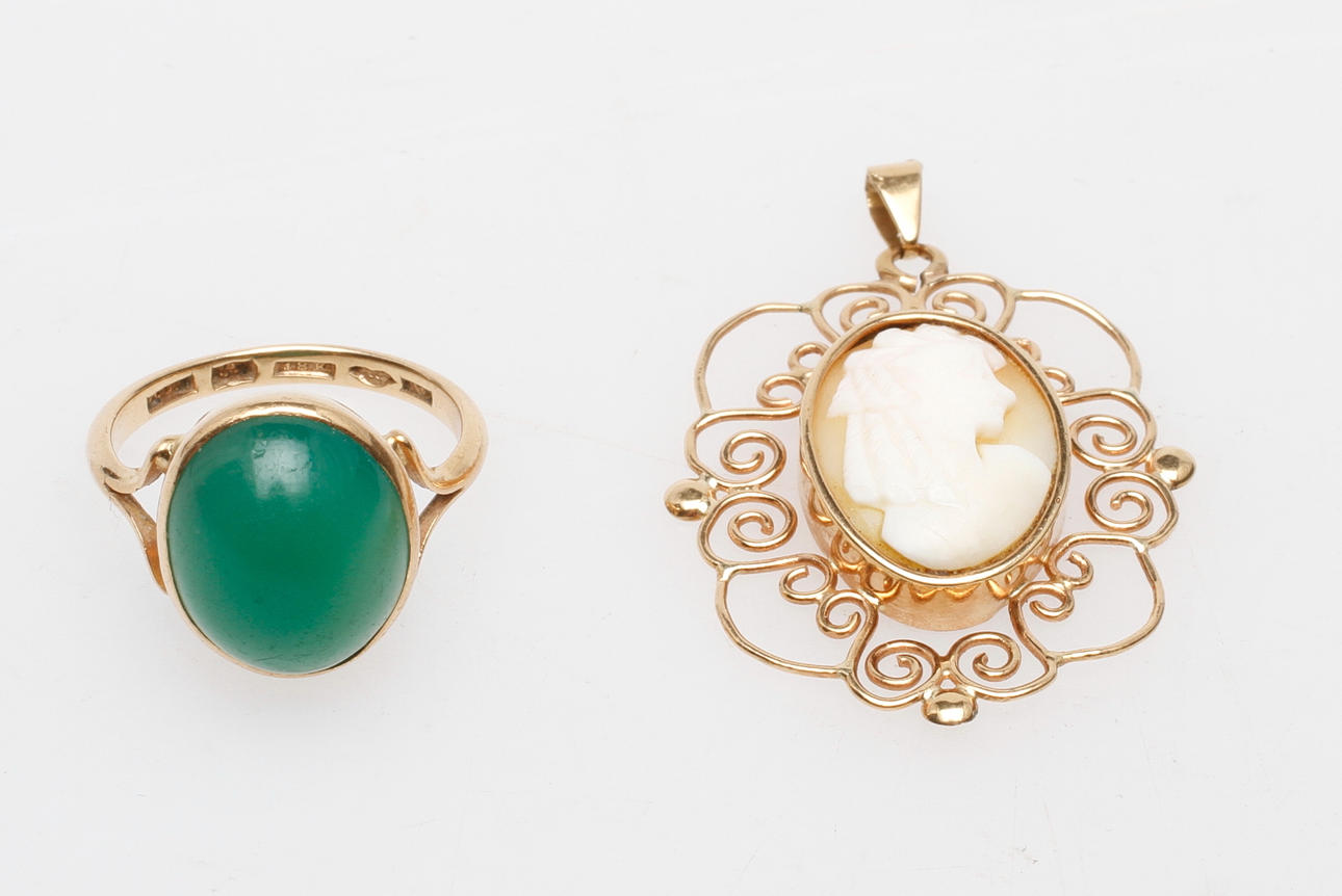 CAMÉHÄNGE samt RING MED GRÖN STEN, 18k guld, total vikt ca 7,3 gr.